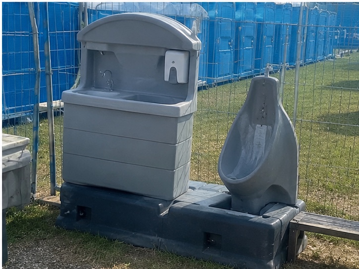 Handwasstation naast mobiele sanitaire voorziening