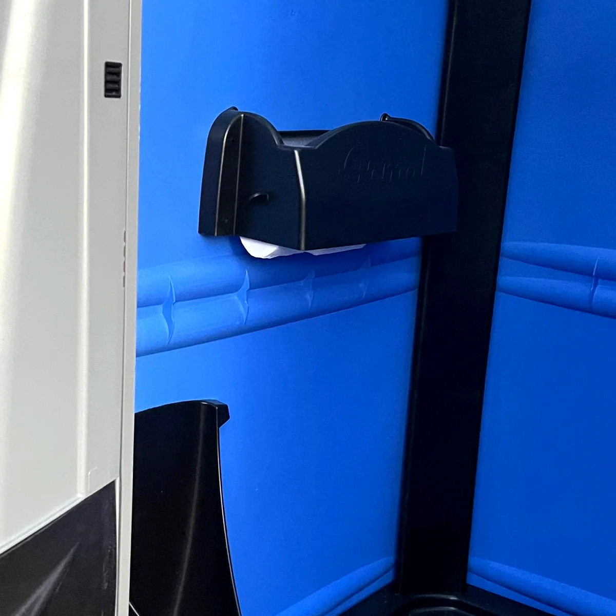 Toiletpapierhouder en urinoir in een mobiel toilet