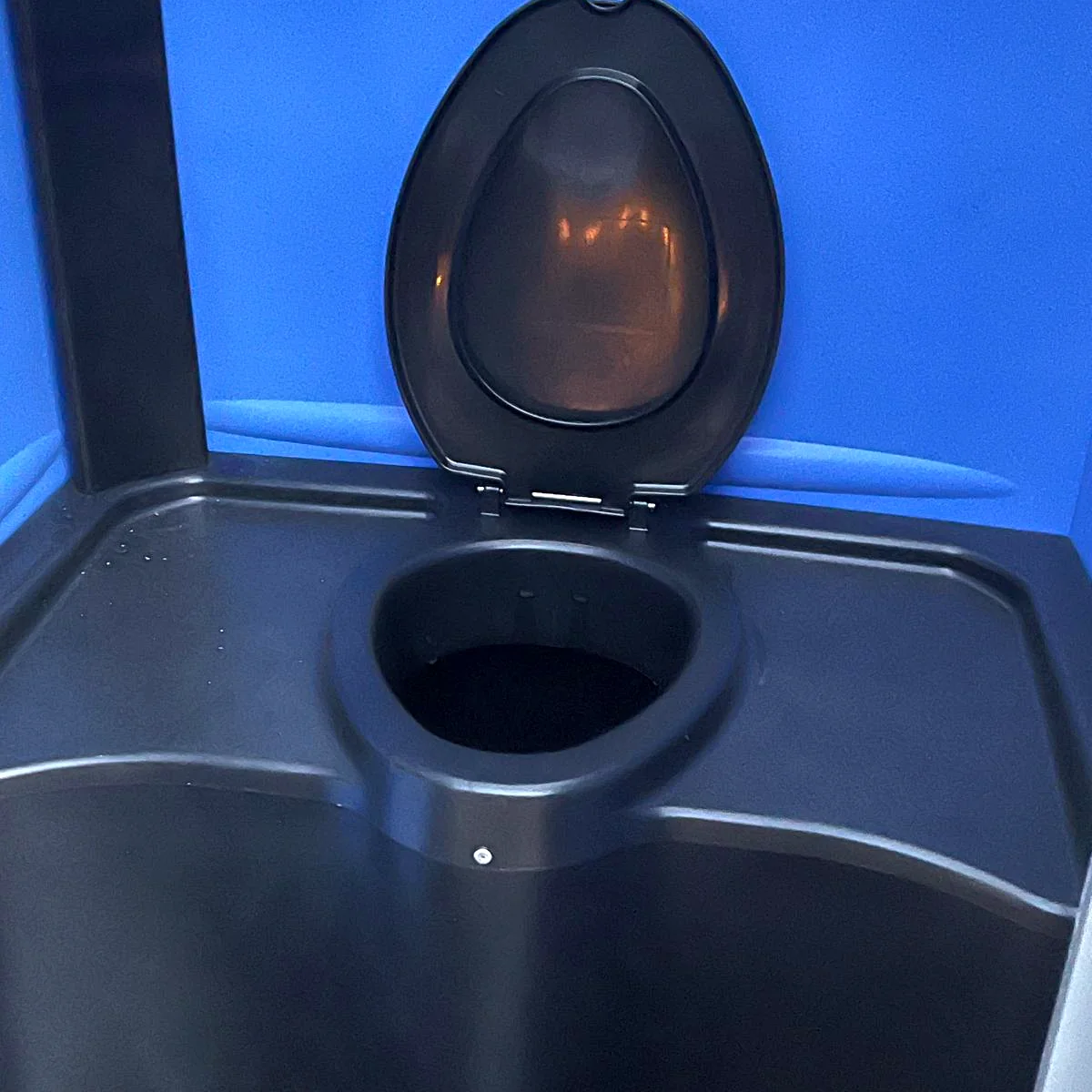Toiletzitting binnen in een mobiel toilet