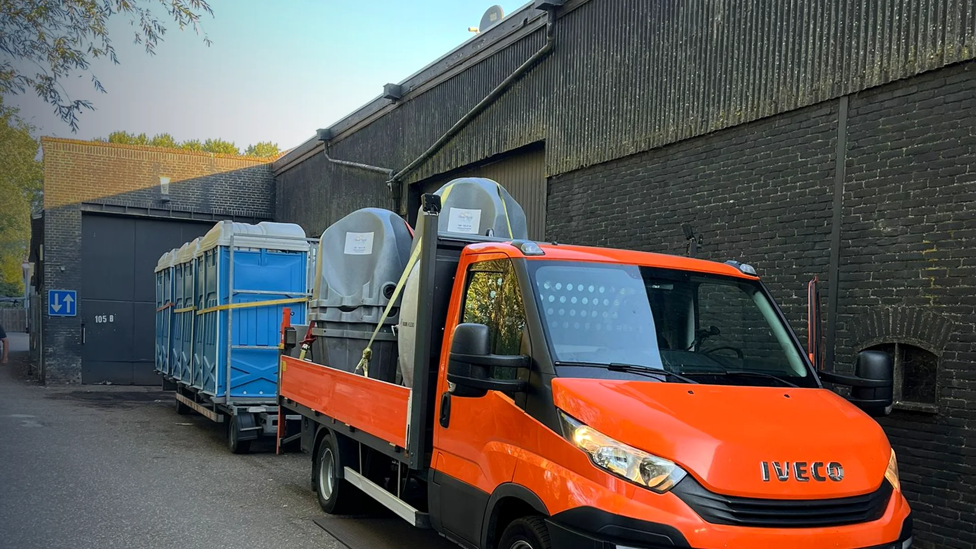 Transport van mobiele toiletten en plaskruizen naar een locatie